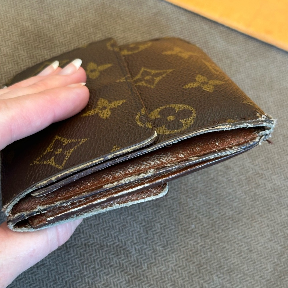 Authentic Louis Vuitton compact wallet - Picture 5 of 13
